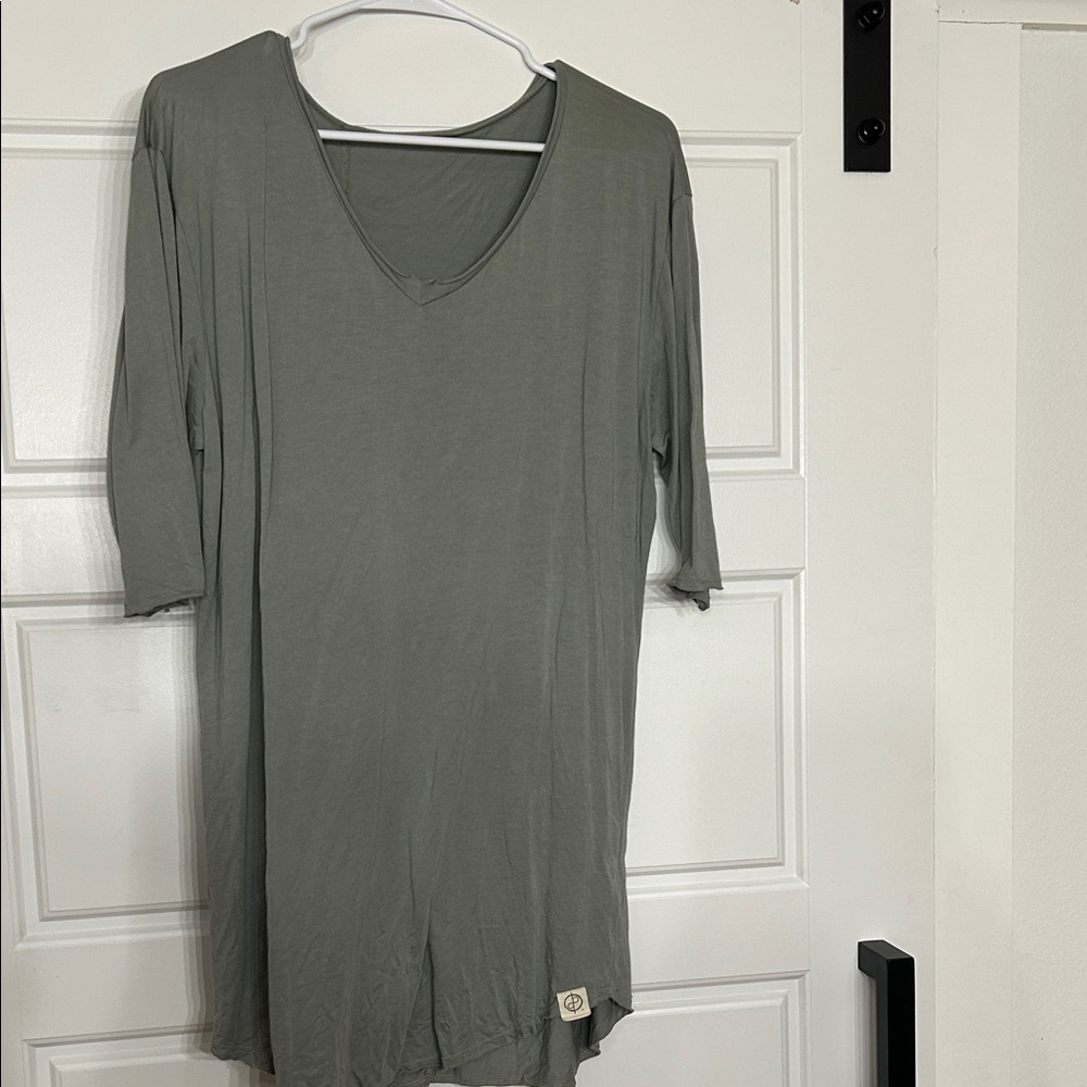 One Golden Thread Tree V Neck Medium